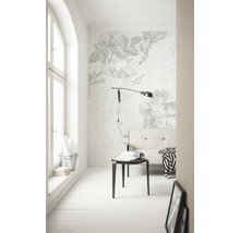Heller Raum mit floraler Tapete, Lampe und Sitzgelegenheit