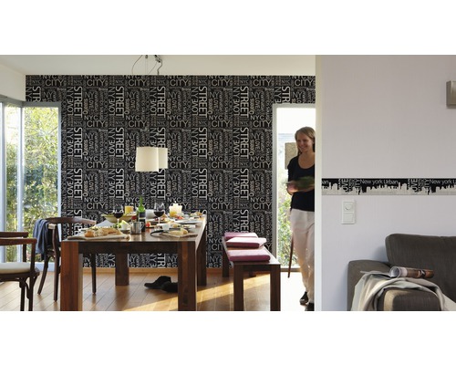 Salle à manger lumineuse avec table, chaises, banc et papier peint à motif New York City.