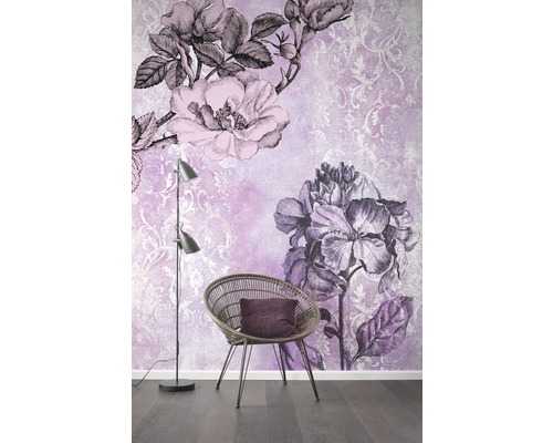 Intérieur décoratif avec papier peint photo floral, fauteuil et lampadaire