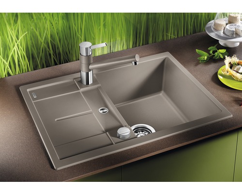 Évier avec égouttoir et robinetterie sur un plan de travail