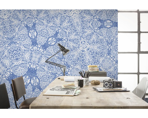 Büro mit Schreibtisch und blau-weiß gemusterter Tapete
