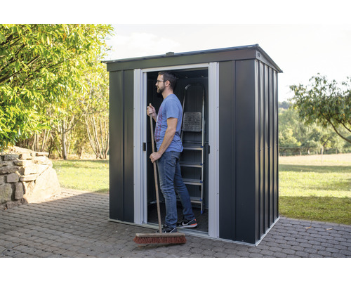 Gartenschrank mit Mann, Besen und Leiter