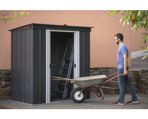 Gartenschrank mit geöffneter Tür, Leiter und Schubkarre im Garten