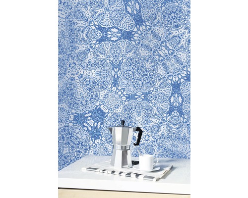 Wandgestaltung mit ornamentaler Tapete, Kaffeekanne und Tasse