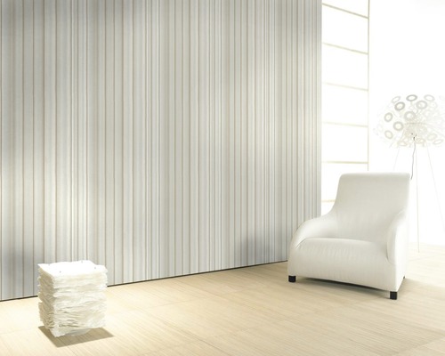 Pièce lumineuse avec un mur à rayures verticales, un fauteuil et des éléments décoratifs