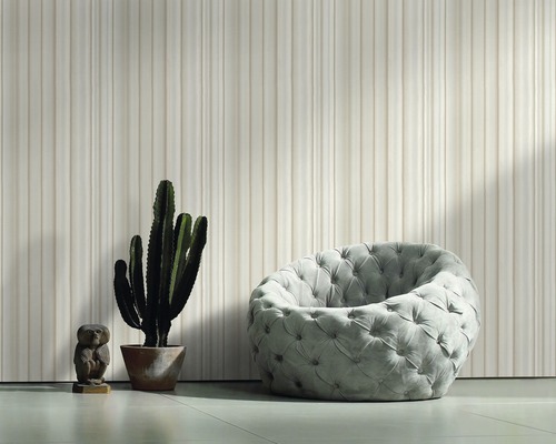 Scène avec un fauteuil, un cactus et un revêtement mural en trois dimensions.