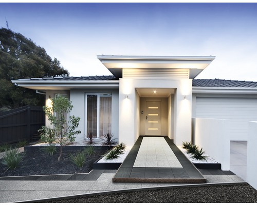 Maison moderne avec allée pavée menant à l''entrée