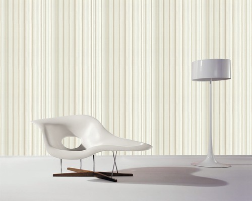 Mur décoratif avec fauteuil et lampadaire