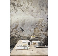 Arbeitszimmer mit Schreibtisch und Wandtapete mit Ornamenten