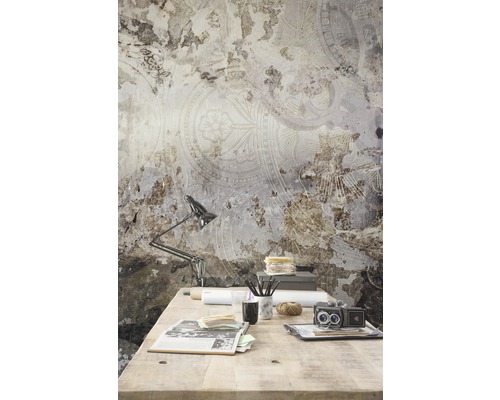 Arbeitszimmer mit Schreibtisch und Wandtapete mit Ornamenten