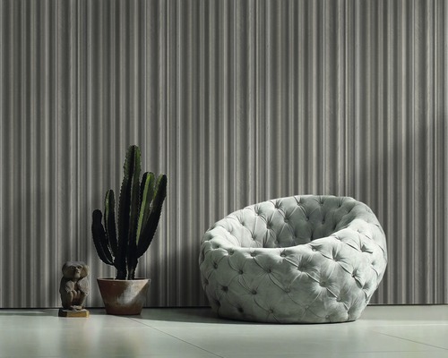 Scène avec revêtement mural côtelé, fauteuil, cactus et figurine d''ours.