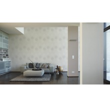 Wohnzimmer mit Sofa, Teppich und gemusterter Tapete