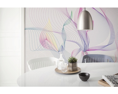 Salle à manger avec papier peint à motif de lignes abstraites, table et suspension