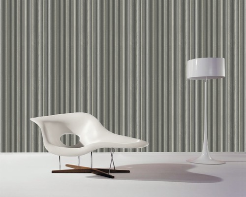 Mur décoratif avec un design côtelé, combiné à une chaise et un lampadaire pour une ambiance moderne.