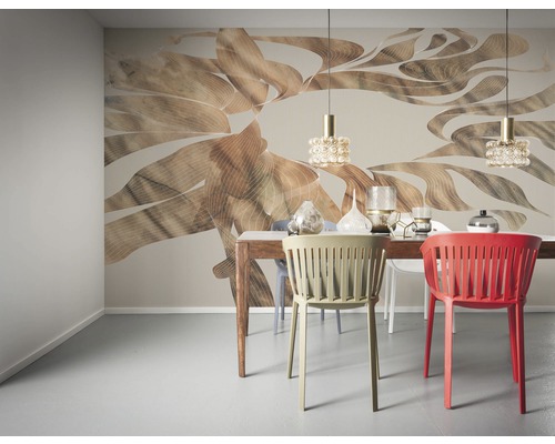 Esszimmer mit Esstisch, Stühlen, Pendelleuchten und gemusterter Tapete