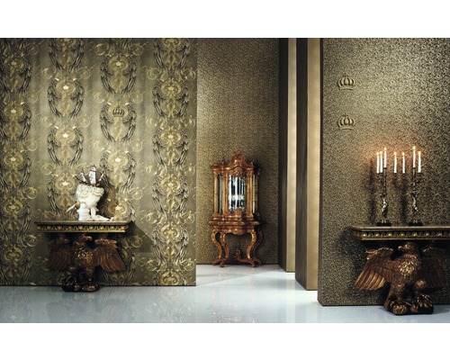 Elegantes Interieur mit gemusterter Tapete, Konsole mit Adlerfuß, Dekofigur, Vitrine und Kerzenleuchter