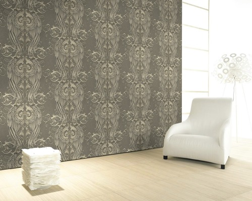 Dekoratives Zimmer mit gemusterter Tapete, Sessel und Papierstapel