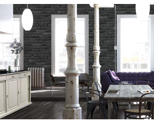 Espace de vie lumineux avec papier peint imitation pierre, table à manger, canapé et piliers