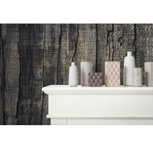 Mur décoratif avec structure en bois et différents vases sur une cheminée
