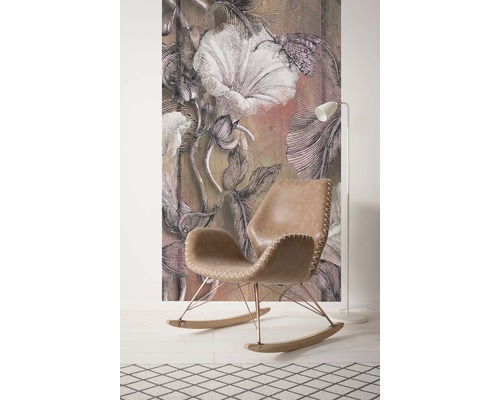 Papier peint décoratif à motifs floraux derrière un fauteuil à bascule