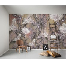 Raum mit Fototapete mit Blumendesign, Holzstuhl und Holzleiter.