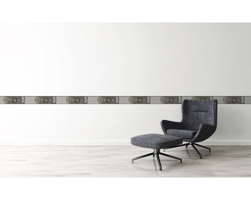 Aménagement mural avec bordure et fauteuil dans une pièce lumineuse.