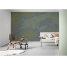 Wohnzimmer mit gemusterter Tapete, Sessel und Sofa