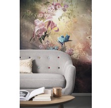 Dekorative Wohnszene mit floraler Tapete und grauem Sofa