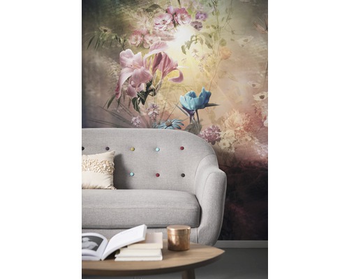 Scène d''intérieur décorative avec papier peint floral et canapé gris