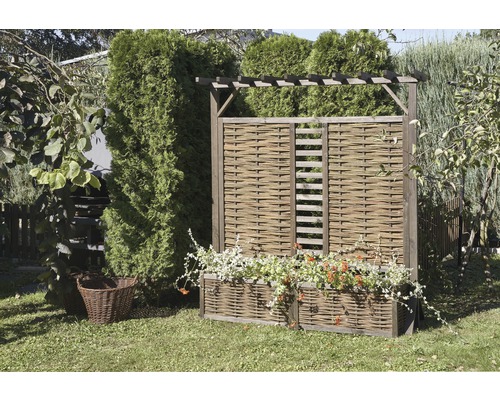 Gartenszene mit geflochtenem Sichtschutzzaun und Pflanzkasten