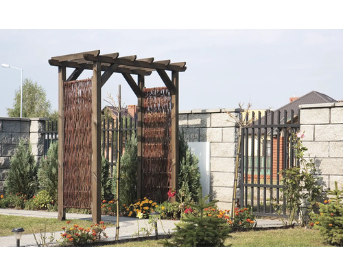 Holzpergola mit Sichtschutzwand im Garten