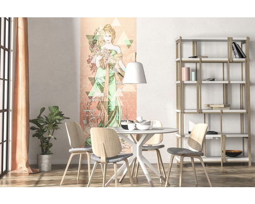 Salle à manger lumineuse avec table à manger, chaises, étagère et peinture murale