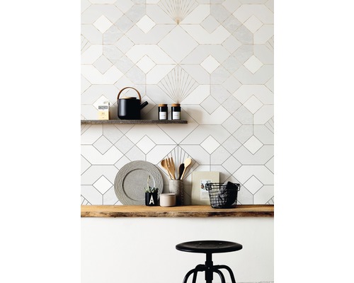 Décoration murale décorative avec motifs géométriques de carreaux, étagères en bois et décoration de cuisine