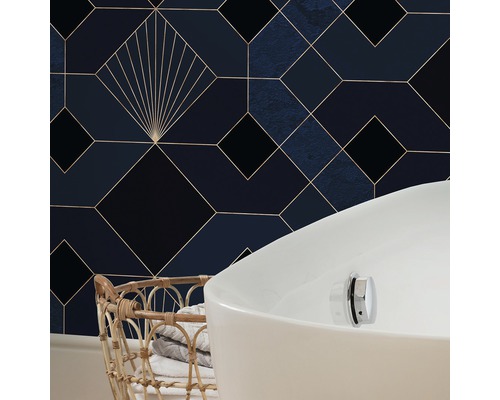 Aménagement de salle de bains avec papier peint géométrique, baignoire et panier à linge