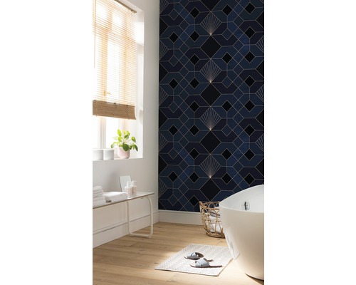 Salle de bains avec papier peint géométrique, baignoire et plancher en bois pour une ambiance claire et organisée.