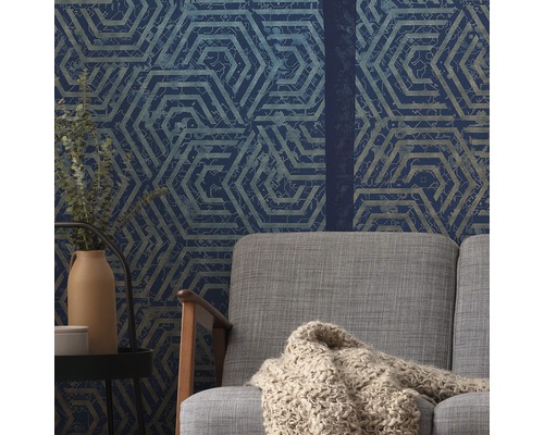 Vue d''une pièce avec un papier peint à motifs géométriques dans un salon.