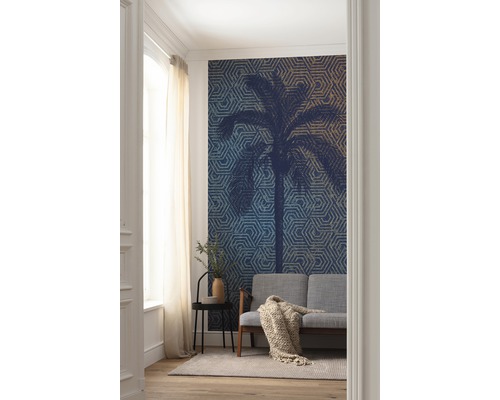 Salon avec papier peint photo à motif de palmier, canapé et table d''appoint.