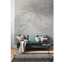 Wohnzimmer mit gemusterter Tapete, Sofa, Teppich und Beistelltisch