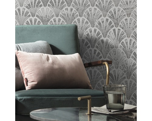 Scène avec fauteuil, coussins et papier peint à motifs de style Art déco