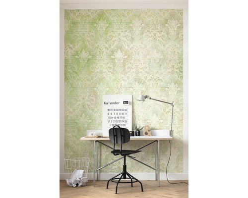 Bureau avec bureau, chaise de bureau, lampe de bureau et papier peint à motifs