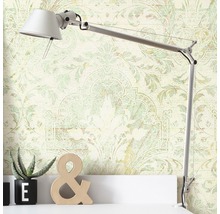 Dekorative Tapete mit floralem Muster hinter einer Schreibtischlampe