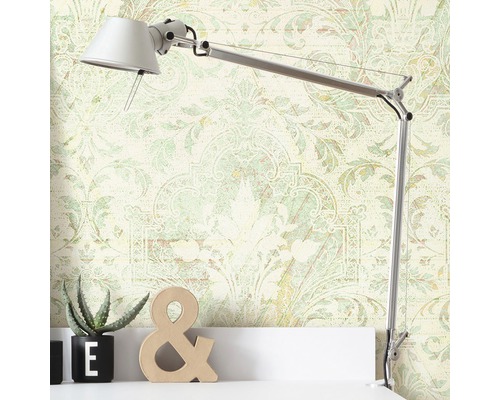 Papier peint décoratif à motifs floraux derrière une lampe de bureau