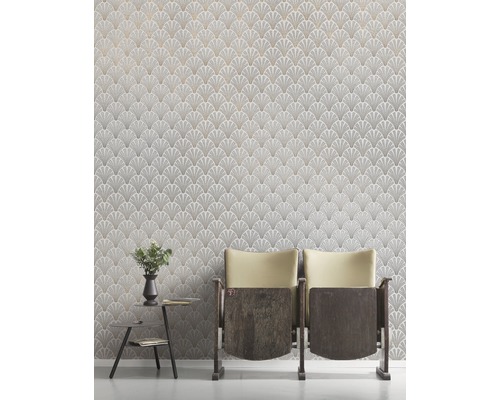 Espace de vie avec papier peint à motifs d''éventails, table d''appoint et siège