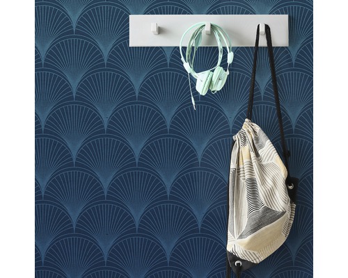 Papier peint à motifs bleus avec porte-manteau, casque et sac en tissu