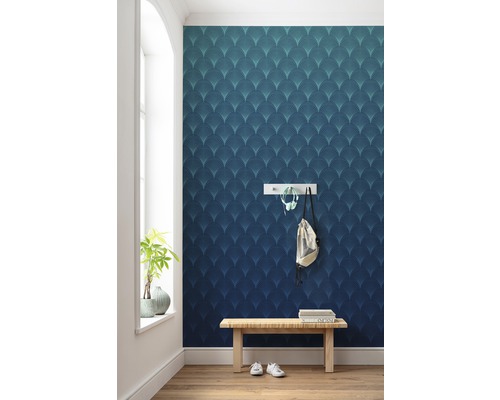 Couloir avec papier peint à motifs, banc et porte-manteau