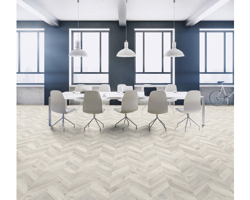 Modernes Besprechungszimmer mit Parkettboden, Konferenztisch und Stühlen.