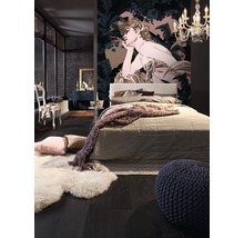 Schlafzimmer mit Doppelbett, Teppich und gemusterter Tapete