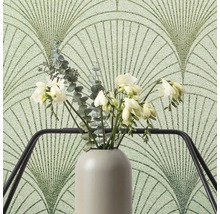 Dekorative Tapete mit Fächermuster hinter einer Vase mit Blumen