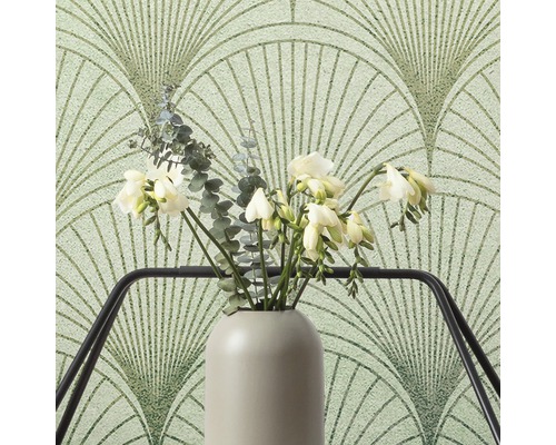 Papier peint décoratif à motif d''éventail derrière un vase avec des fleurs