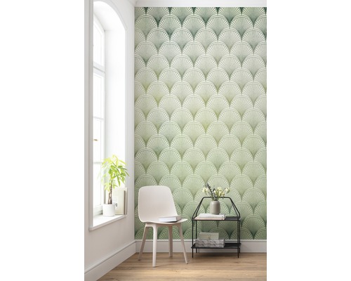 Intérieur avec motif de papier peint éventail vert, chaise et table d''appoint.